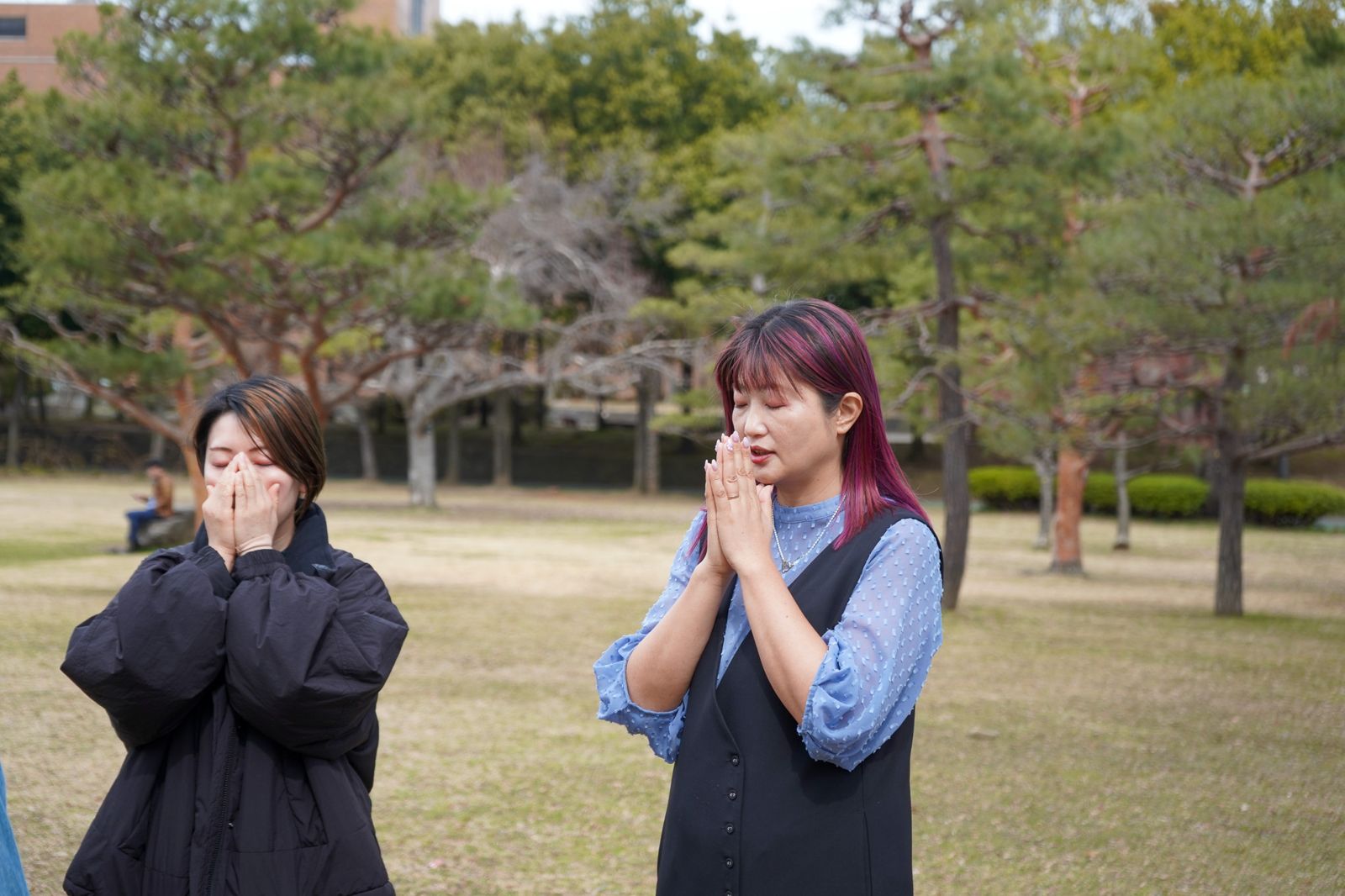 手を合わせる町田祐子